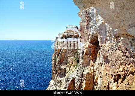 Die natürliche und die Klippe Höhlen von xoroi Cala en Porter Menorca Balearen Spanien Europa Stockfoto