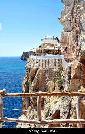 Die natürliche und die Klippe Höhlen von xoroi Cala en Porter Menorca Balearen Spanien Europa Stockfoto