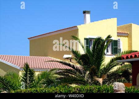 Abstrakte Formen durch moderne Spanische Häuser in starkem Sonnenlicht gebildet, Cala Blanca Menorca Balearen Spanien Europa Stockfoto