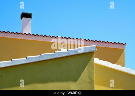 Abstrakte Formen durch moderne Spanische Häuser in starkem Sonnenlicht gebildet, Cala Blanca Menorca Balearen Spanien Europa Stockfoto