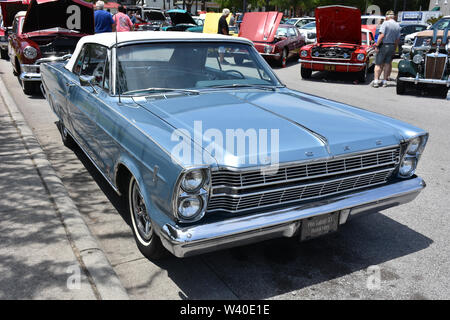 A 1966 Ford Galaxie 500 Convertible auf Anzeige an einem Auto zeigen. Stockfoto