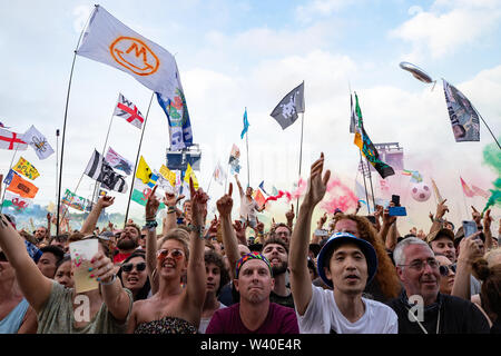 Pilton, UK. Samstag, 29. Juni 2019. Nachtschwärmer zusehen, wie britische Sänger Liam Gallagher führt auf der Pyramide Bühne von Glastonbury Festival würdig Bauernhof in Pilton, © Jason Richardson/Alamy leben Nachrichten Stockfoto