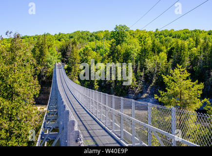 Metall Fußgänger-Hängebrücke über ranney Schlucht in Campbellford, Ontario, Kanada. Stockfoto