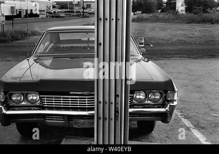 Fahren Sie im Fast-Food-Restaurant der 60er Jahre in den USA, ein kleiner Tisch wurde an der Tür des Autos befestigt, wenn die Bestellung kommt. New Brunswick, New Jersey. 1969, USA 60ER HOMER SYKES Stockfoto