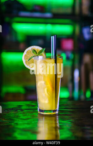 Orange Cocktail in ein hohes Glas und einer Scheibe Zitrone. Stockfoto