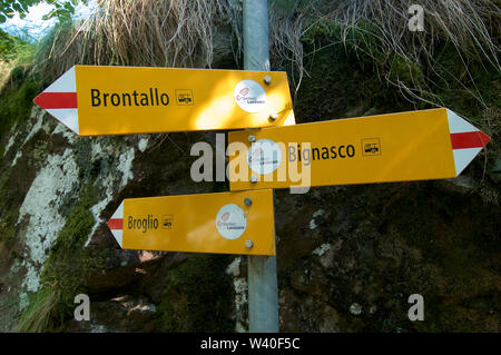 Einige Wanderungen weg Zeichen im Dorf Bignasco im Maggiatal im Tessin, in der Schweiz erfasst Stockfoto