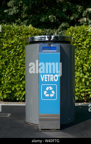 Blick auf eine moderne begraben Glas recycling Container im Dorf haben, Schweiz. Stockfoto