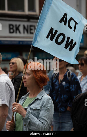 London, Großbritannien. 15. Juli 2019. Das Aussterben Rebellion Klimaschutz Protest vor dem königlichen Gerichten auf dem Strand, London. Credit: Joe Kuis/Alamy Nachrichten Stockfoto