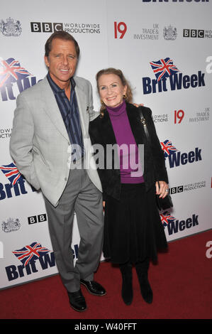 LOS ANGELES, Ca. April 20, 2010: Juliet Mills & Mann Maxwell Caulfield in der Champagne Launch Party für BritWeek 2010 in der Residenz des britischen Generalkonsul in Los Angeles. © 2010 Paul Smith/Featureflash Stockfoto