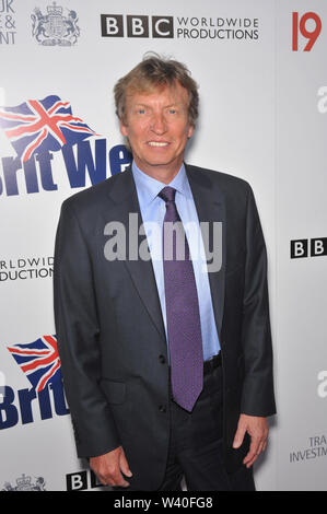 LOS ANGELES, Ca. April 20, 2010: Nigel Lythgoe in der Champagne Launch Party für BritWeek 2010 in der Residenz des britischen Generalkonsul in Los Angeles. © 2010 Paul Smith/Featureflash Stockfoto