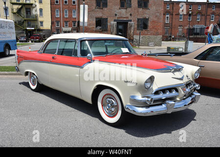 Ein 1956 Dodge Lancer auf Anzeige an einem Auto zeigen. Stockfoto