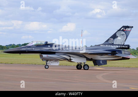 Fairford, Gloucestershire, UK. Juli 2018 18. 2. Tag der Anreise für die 2019 Royal International Air Tattoo. Flugzeuge weiterhin für diese Prämie airshow Einige tun Sie einfach eine Flypast und Land anzukommen, sondern mehrere spannende angezeigt wurden. Flugzeuge aus über 20 Nationen werden teilnehmen, die dynamische und statische wird angezeigt. Über 180.000 Besucher werden am Wochenende erwartet. Dargestellt ist eine belgische Luftwaffe F16 BIN Stockfoto