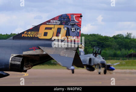 Fairford, Gloucestershire, UK. Juli 2018 18. 2. Tag der Anreise für die 2019 Royal International Air Tattoo. Flugzeuge weiterhin für diese Prämie airshow Einige tun Sie einfach eine Flypast und Land anzukommen, sondern mehrere spannende angezeigt wurden. Flugzeuge aus über 20 Nationen werden teilnehmen, die dynamische und statische wird angezeigt. Über 180.000 Besucher werden am Wochenende erwartet. Abgebildet sind zwei türkische Luftwaffe F4E-2020Phantome Stockfoto