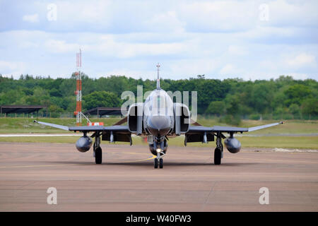 Fairford, Gloucestershire, UK. Juli 2018 18. 2. Tag der Anreise für die 2019 Royal International Air Tattoo. Flugzeuge weiterhin für diese Prämie airshow Einige tun Sie einfach eine Flypast und Land anzukommen, sondern mehrere spannende angezeigt wurden. Flugzeuge aus über 20 Nationen werden teilnehmen, die dynamische und statische wird angezeigt. Über 180.000 Besucher werden am Wochenende erwartet. Abgebildet ist aTurkish F-4E202 Phantom Stockfoto