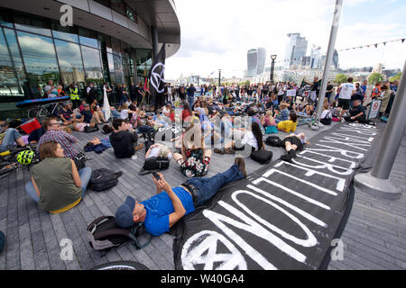 London, Großbritannien. 18 Juli, 2019. Protest gegen die Greater London Authority (GLA) Gebäude der Bürgermeister auf Nachfrage nimmt Tätigkeit auf GLA Energieverbrauch und Klimawandel Quelle: Gareth Morris/Alamy leben Nachrichten Stockfoto