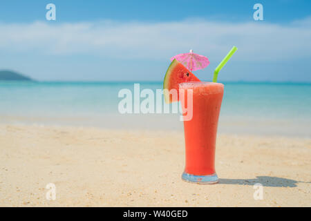 Wassermelone Cocktail auf blauen tropischen Sommer Strand in Phuket, Thailand. Sommer, Ferien, Reisen und Urlaub. Stockfoto