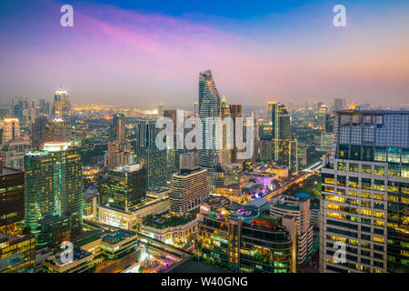 Modernes Gebäude im Geschäftsviertel von Bangkok in Bangkok City mit Skyline bei Nacht, Thailand. Stockfoto