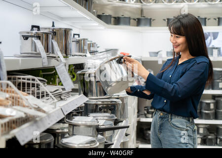 Asiatische Frauen werden neue Küchenutensilien in der Mall zu kaufen. Einkaufsmöglichkeiten für Lebensmittel und Haushaltswaren sind in Märkte, Supermärkte oder großen Shopping erforderlich Stockfoto