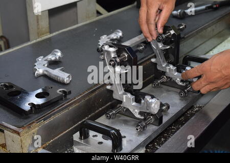 Vorbereitung der Teile von Airbrush und Spritzpistole für CNC-Drehbearbeitung. Teile für CNC-Maschine. Stockfoto