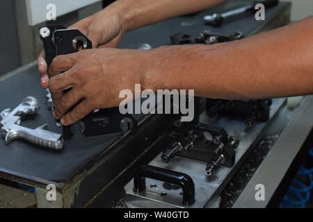 Vorbereitung der Teile von Airbrush und Spritzpistole für CNC-Drehbearbeitung. Teile für CNC-Maschine. Stockfoto