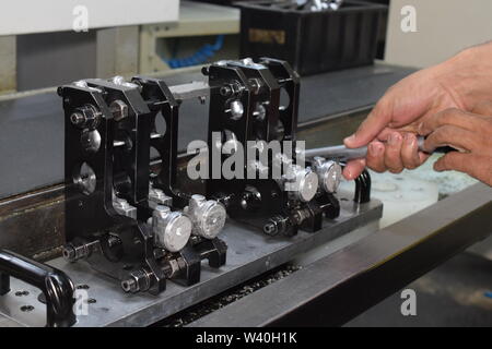 Vorbereitung der Teile von Airbrush und Spritzpistole für CNC-Drehbearbeitung. Teile für CNC-Maschine. Stockfoto