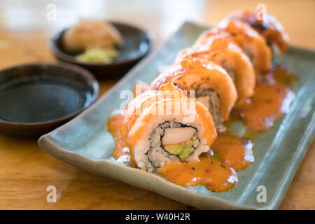 Philadelphia roll Sushi mit Lachs, Garnelen, Avocado, Frischkäse. Sushi Menü. Japanisches Essen. Stockfoto