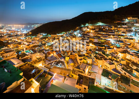 Gamcheon Kultur Dorf in der Nacht in Busan, Südkorea. Stockfoto