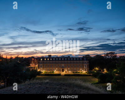 Shire Hall, Cambridge bei Sonnenuntergang von der Oberseite des Castle Hill. Der aktuelle Sitz von Cambridgeshire County Council. Stockfoto