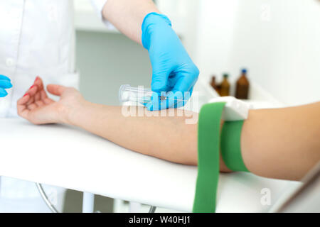 Eine Krankenschwester in der Klinik fügt ein Katheter in eine Vene für Blut, das für ein junges Mädchen. Stockfoto