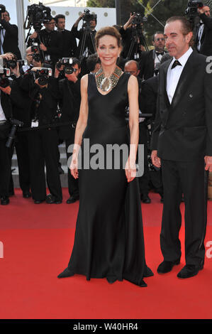 CANNES, Frankreich. Mai 24, 2010: Marisa Berenson bei der Schließung Awards Gala am 63. Festival de Cannes. © 2010 Paul Smith/Featureflash Stockfoto