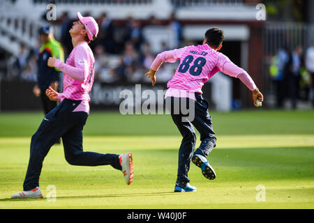 LONDON, VEREINIGTES KÖNIGREICH. 18 Jul, 2019. Mujeeb Ur Rahman von Middlesex (rechts) in T20 Vitalität Blast Befestigung zwischen Middesex vs Essex Adler an der Lord's Cricket Ground am Donnerstag, 18. Juli 2019 in London, England. Credit: Taka G Wu/Alamy leben Nachrichten Stockfoto