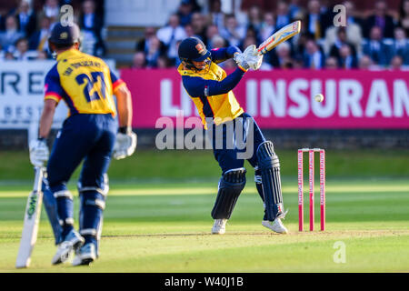 LONDON, VEREINIGTES KÖNIGREICH. 18 Jul, 2019. Adam Wetter von Essex Cricket Club (rechts) bei T20 Vitalität Blast Befestigung zwischen Middesex vs Essex Adler an der Lord's Cricket Ground am Donnerstag, 18. Juli 2019 in London, England. Credit: Taka G Wu/Alamy leben Nachrichten Stockfoto