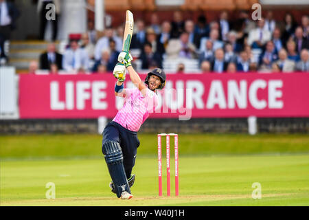 LONDON, VEREINIGTES KÖNIGREICH. 18 Jul, 2019. A.B De Villiers der Middlex während T 20 Vitalität Blast Befestigung zwischen Middesex vs Essex Adler an der Lord's Cricket Ground am Donnerstag, 18. Juli 2019 in London, England. Credit: Taka G Wu/Alamy leben Nachrichten Stockfoto