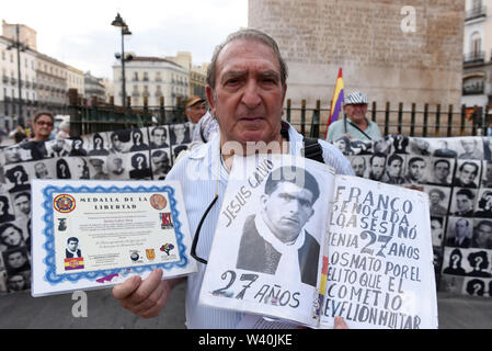 Eine Demonstrantin hält ein Bild von seinem Vater vermisst während der spanischen Diktatur unter Francisco Franco (1936-1975). Zeitgleich mit dem 83. Jahrestag des Spanischen Bürgerkriegs Anfang, Hunderte von Menschen in Madrid versammelt, um gegen die Immunität für die Verbrechen während der Diktatur von Francisco Franco begangen zu protestieren, und Gerechtigkeit für die Opfer und Angehörigen zu verlangen. Sie fordern auch die Exhumierung von Franco aus Tal der Gefallenen. Stockfoto