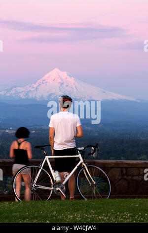 Radfahrer am Mt. Haube in der Dämmerung in Portland Stockfoto