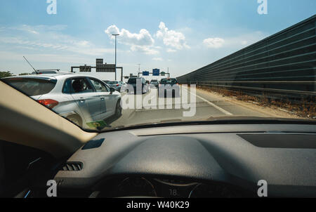 Paris, Frankreich, 15.Juli 2018: Fahrer POV persönliche Perspektive und die vorderen fahren Renault Auto im Stau Verlassen der Fahrspur des Boulevard Périphérique in Paris, Frankreich Stockfoto