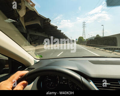 Paris, Frankreich, 15.Juli 2018: Fahrer POV persönliche Perspektive und die vorderen fahren Volvo V 70 Auto im Stau aus dem Tunnel herausfahren des Boulevard Périphérique in Paris, Frankreich Stockfoto