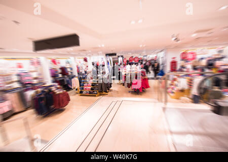 Verschwommenes Bild von Luxus und modische Marke neue Innenausstattung Stoff store Stockfoto