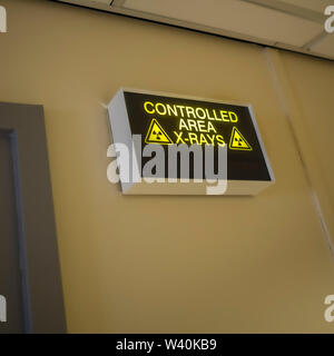 Kontrolliertes Gebiet Röntgenstrahlen Zeichen im Krankenhaus Stockfoto