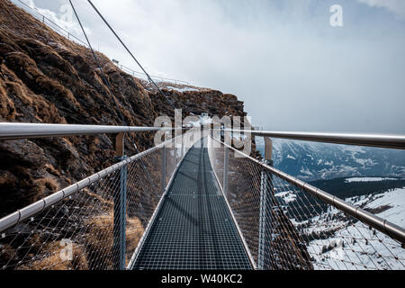 Stahl Cliff Walk über schneebedeckten Alpen in der ersten Station in Grindelwald, Schweiz Stockfoto