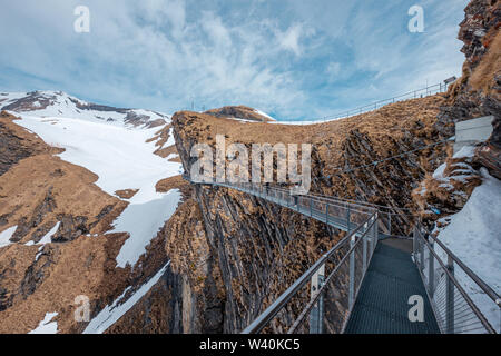 Stahl Cliff Walk über schneebedeckten Alpen in der ersten Station in Grindelwald, Schweiz Stockfoto