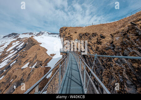 Stahl Cliff Walk über schneebedeckten Alpen in der ersten Station in Grindelwald, Schweiz Stockfoto