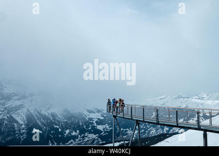 Stahl Cliff Walk über schneebedeckten Alpen in der ersten Station in Grindelwald, Schweiz Stockfoto