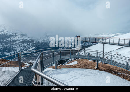 Stahl Cliff Walk über schneebedeckten Alpen in der ersten Station in Grindelwald, Schweiz Stockfoto