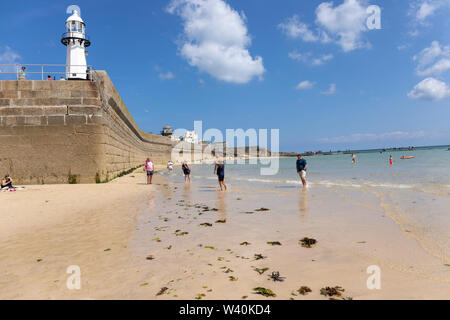 Ebbe, in St Ives, Cornwall mit smeaton's Leuchtturm im Vordergrund. Stockfoto