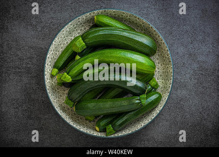 Schüssel grünem Zucchini in verschiedenen Größen Stockfoto