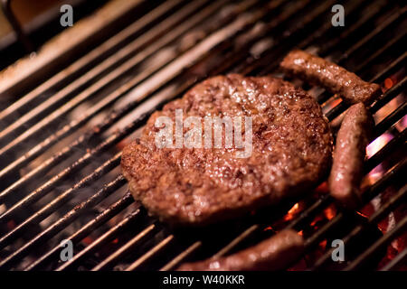 Verschiedene köstliche gegrillte Fleisch über die Kohlen im Grill Stockfoto