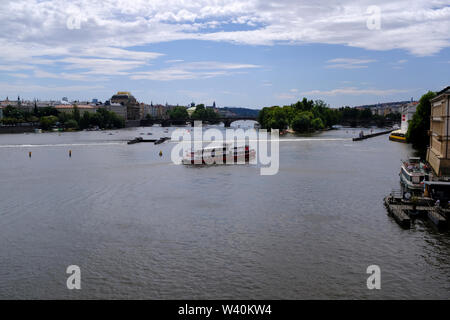 Boot- und Schiffsverkehr auf der Moldau in Prag, Tschechische Republik Stockfoto