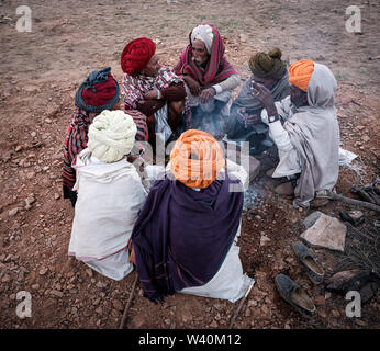 PUSHKAR, INDIEN - ca. November 2018: die Gruppe der kamelhirten am Pushkar Camel Fair zu plaudern. Es ist einer der größten Kamel der Welt messen. Neben f Stockfoto