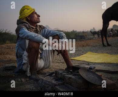 PUSHKAR, INDIEN - ca. November 2018: kameltreiber am frühen Morgen in der Pushkar Kamel Messe. Es ist einer der größten Kamel der Welt messen. Neben fr Stockfoto
